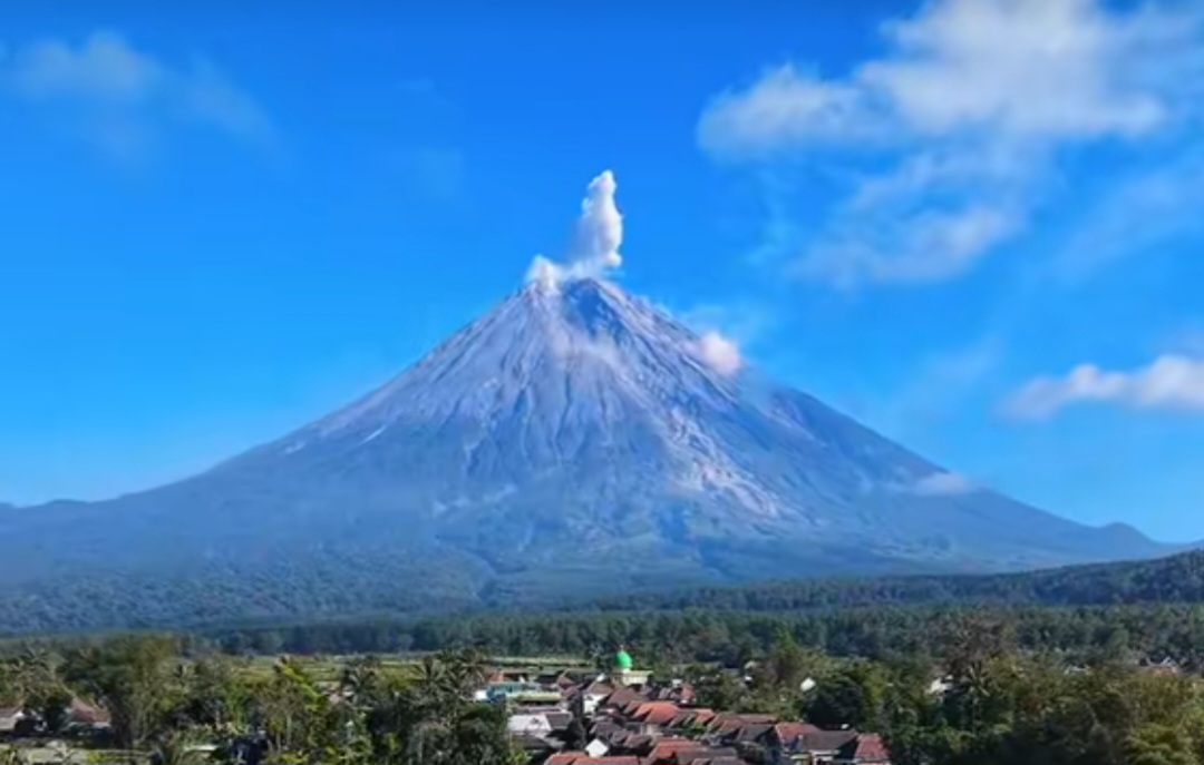 Gunung Semeru Erupsi Tiga Kali, Status Masih Siaga