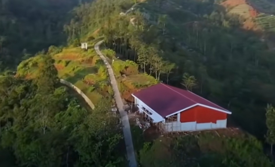 Kopdes Merah Putih di Lereng Gunung Prau Berutang Rp130 Juta