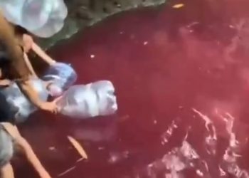 Air Kolam Gunung Sindur Bogor Berubah Merah, Warga Ramai Mengambil