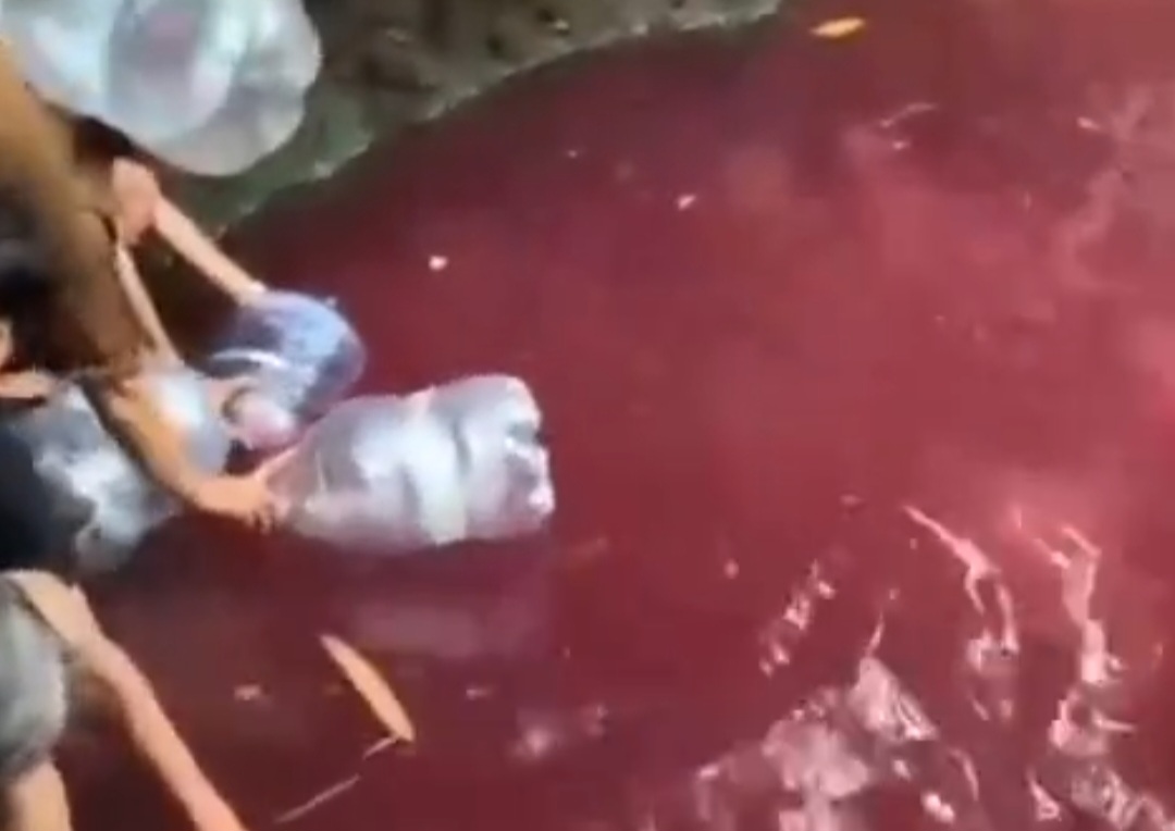Air Kolam Gunung Sindur Bogor Berubah Merah, Warga Ramai Mengambil