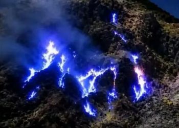 Badan Geologi Ungkap Risiko Blue Fire di Papandayan