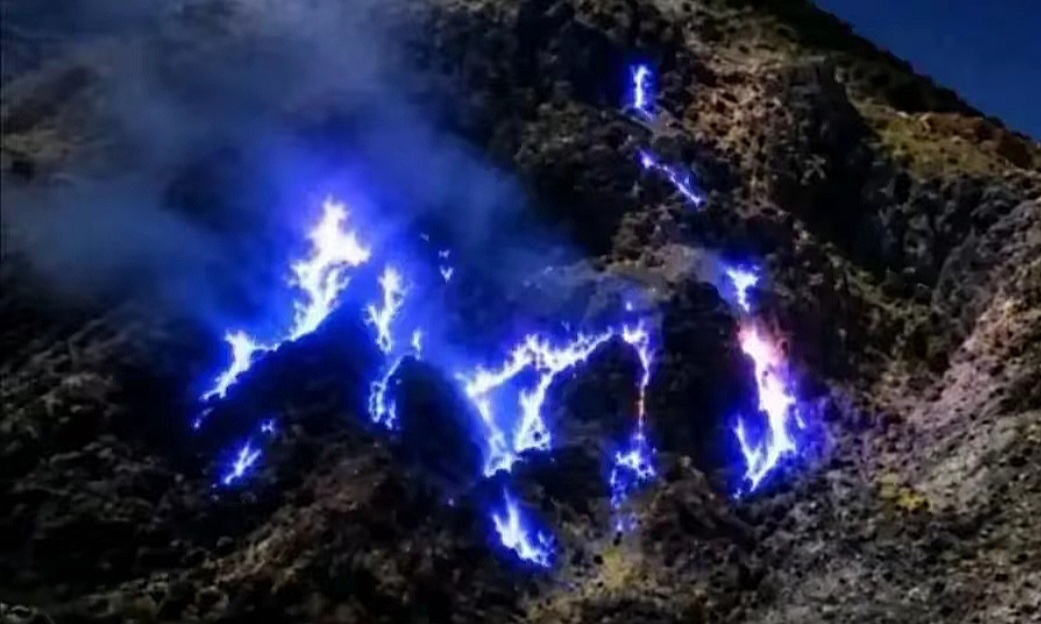 Badan Geologi Ungkap Risiko Blue Fire di Papandayan