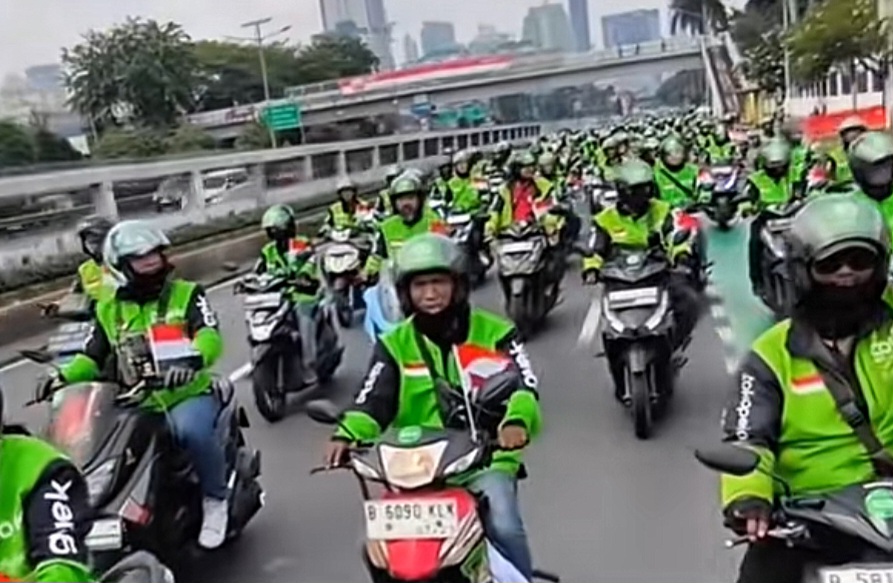 Ratusan Ojol Turun ke DPR, Tolak Perubahan Status Jadi UMKM