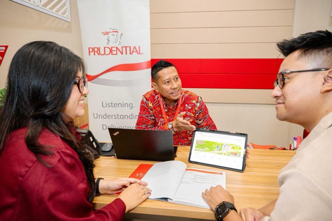 Staf Prudential Indonesia saat memberikan pelayanan kepada nasabah, termasuk membantu memberikan informasi dan menjawab pertanyaan terkait layanan serta manfaat perlindungan.