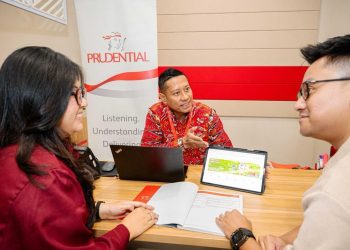 Staf Prudential Indonesia saat memberikan pelayanan kepada nasabah, termasuk membantu memberikan informasi dan menjawab pertanyaan terkait layanan serta manfaat perlindungan.
