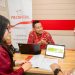 Staf Prudential Indonesia saat memberikan pelayanan kepada nasabah, termasuk membantu memberikan informasi dan menjawab pertanyaan terkait layanan serta manfaat perlindungan.