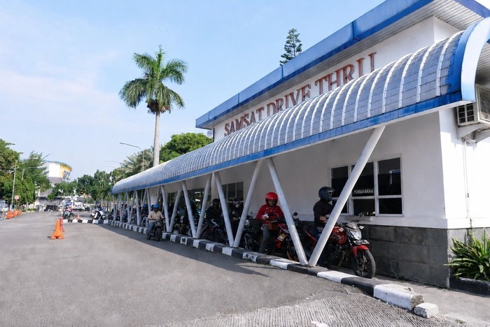 Samsat Drive Thru memudahkan masyarakat membayar PKB tahunan tanpa turun dari kendaraan. Simak daftar lokasinya di Jawa Barat. (Foto/Diskominfo Jabar)