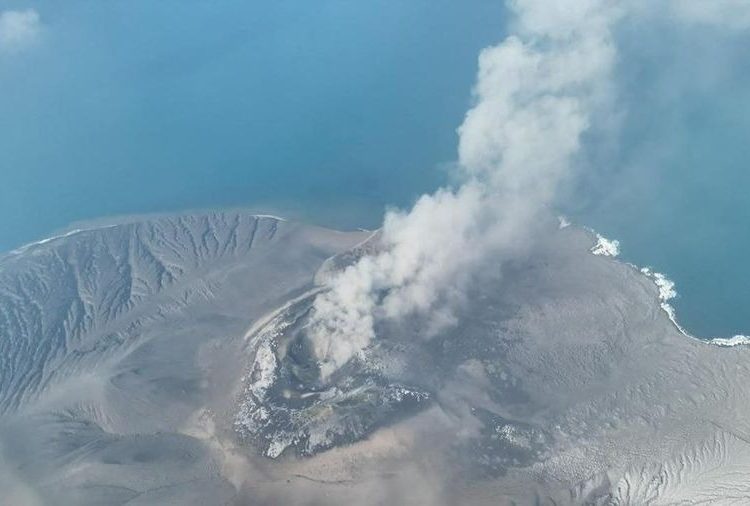 Gunung Anak Krakatau kembali erupsi dan berstatus Level III Siaga. Pakar menjelaskan apakah aktivitas vulkanik bisa memicu gempa megathrust Selat Sunda.