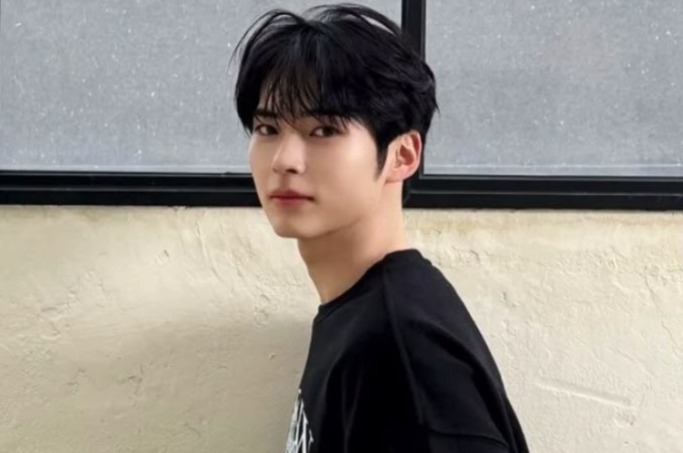 Sung Han Bin ZEROBASEONE akan debut solo pada 12 Oktober 2026. THE L1VE telah mengumumkan rencana debut tersebut tanpa mengungkap detail lebih lanjut.