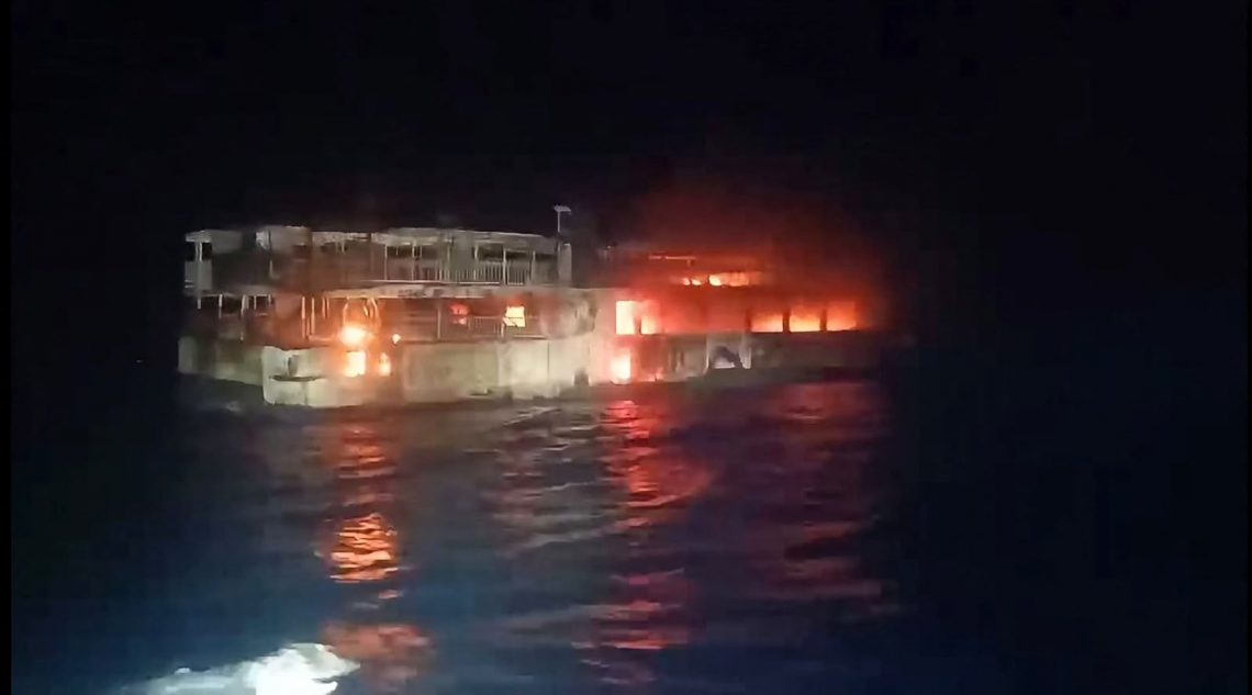 Kapal feri M/V June Aster terbakar di perairan Palawan, Filipina. Lima orang tewas dan puluhan lainnya masih dalam pencarian.