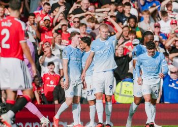 Manchester City menang 1-0 atas Manchester United dalam Derby Manchester. Erling Haaland mencetak gol penentu setelah City bermain dengan 10 pemain.