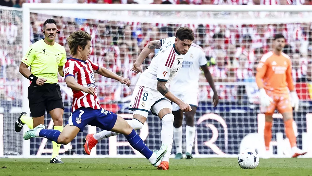 Atletico Madrid mengalahkan Real Madrid 2-1 dalam lanjutan Liga Spanyol. Kartu merah Dean Huijsen menjadi titik balik pertandingan.