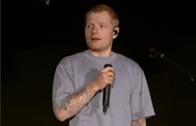 Ed Sheeran menangis saat membahas Gaza di atas panggung. Ia menyoroti kehancuran, korban sipil, serta ketidakadilan di Tepi Barat.