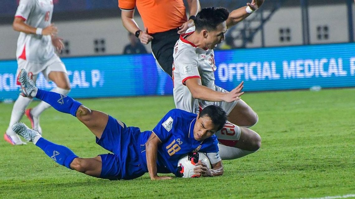 Thailand memastikan tiket final FIFA ASEAN Cup 2026 setelah mengalahkan Vietnam 2-0. Chanathip Songkrasin menegaskan tim tetap fokus hingga final.