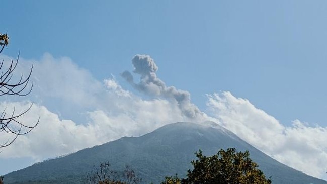 Erupsi Ili Lewotolok Meningkat, Dua Bandara Ditutup