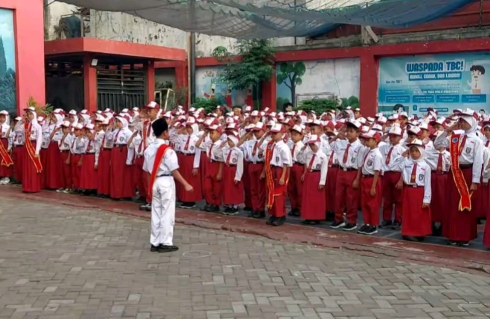 Sekolah Negeri Gratis, Siswa Tetap Bayar Seragam dan Ekskul