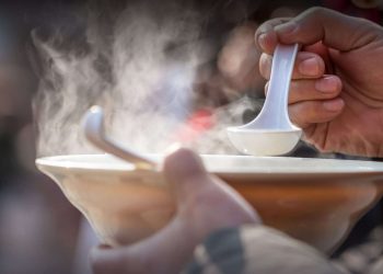Mengapa Rasulullah ﷺ Melarang Meniup Makanan dan Minuman?