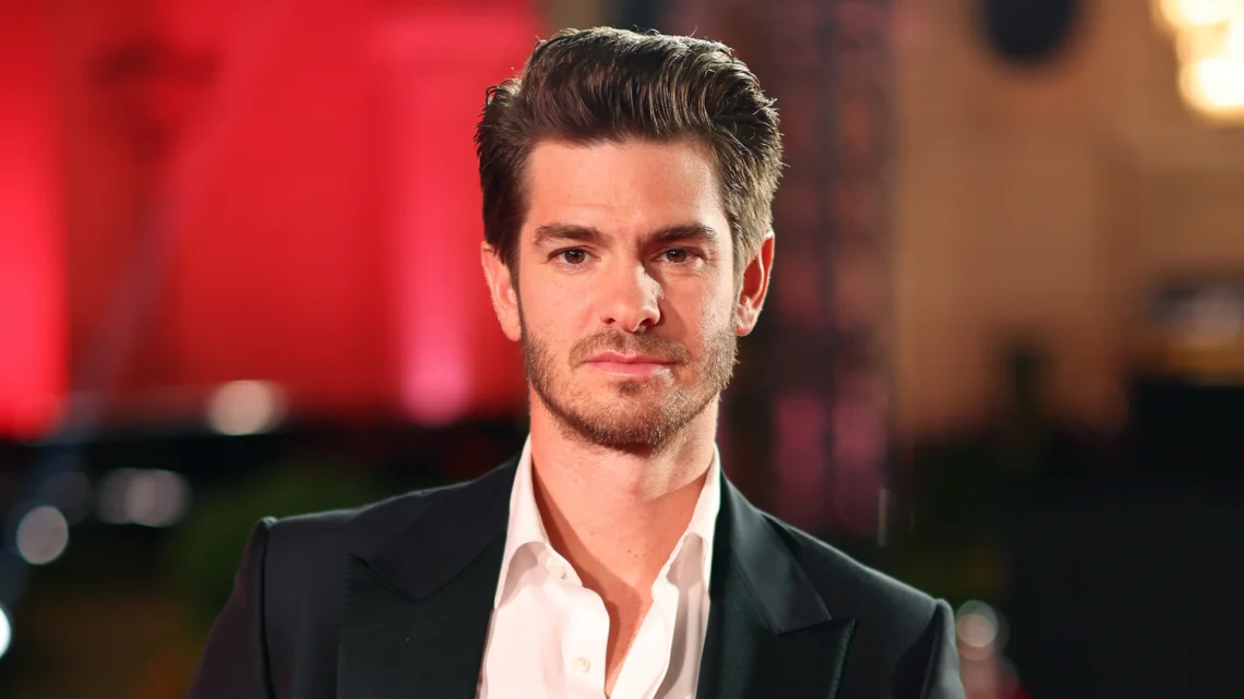 Andrew Garfield Kenang Robert Redford yang Telat 4 Jam