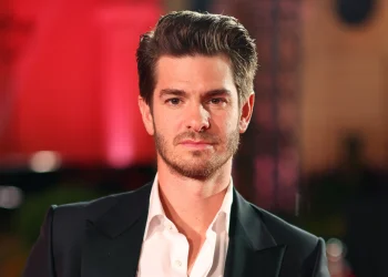 Andrew Garfield Kenang Robert Redford yang Telat 4 Jam