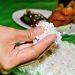 Rasulullah ﷺ mencontohkan makan dengan tiga jari. Simak hadis, penjelasan ulama, dan pelajaran kesederhanaan di balik adab makan tersebut.