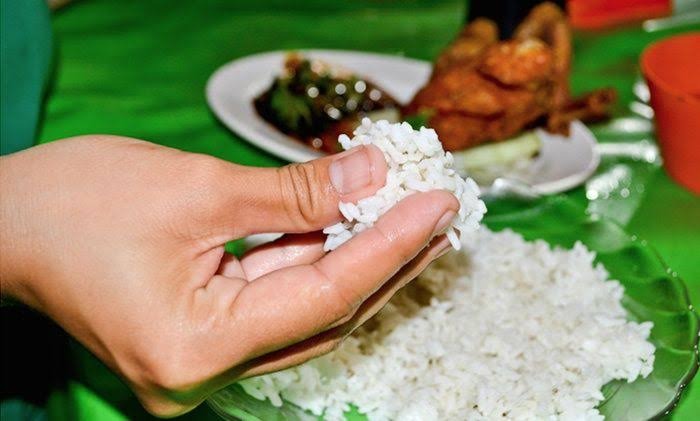 Rasulullah ﷺ mencontohkan makan dengan tiga jari. Simak hadis, penjelasan ulama, dan pelajaran kesederhanaan di balik adab makan tersebut.