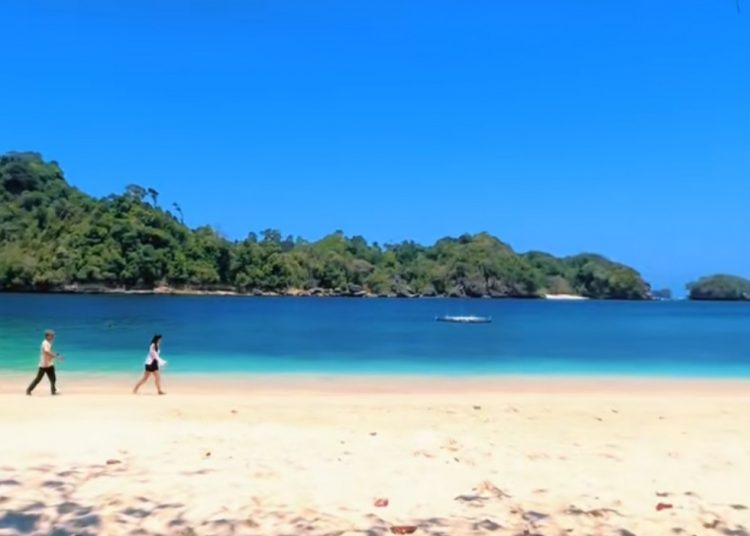 Keunikan Pantai Tiga Warna Malang, Laut Cantik Berkonsep Zero Waste