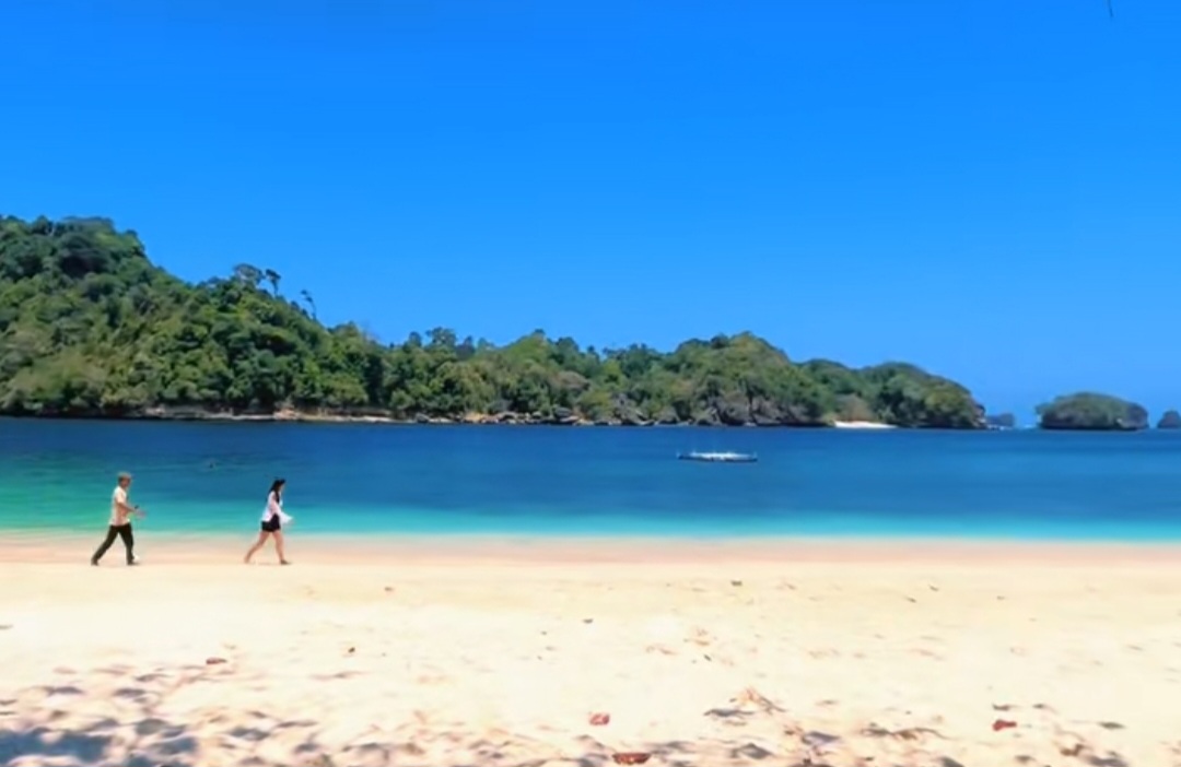 Keunikan Pantai Tiga Warna Malang, Laut Cantik Berkonsep Zero Waste