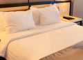 Kenapa Hotel Cuma Sediakan Bantal, Bukan Guling? Ini Faktanya