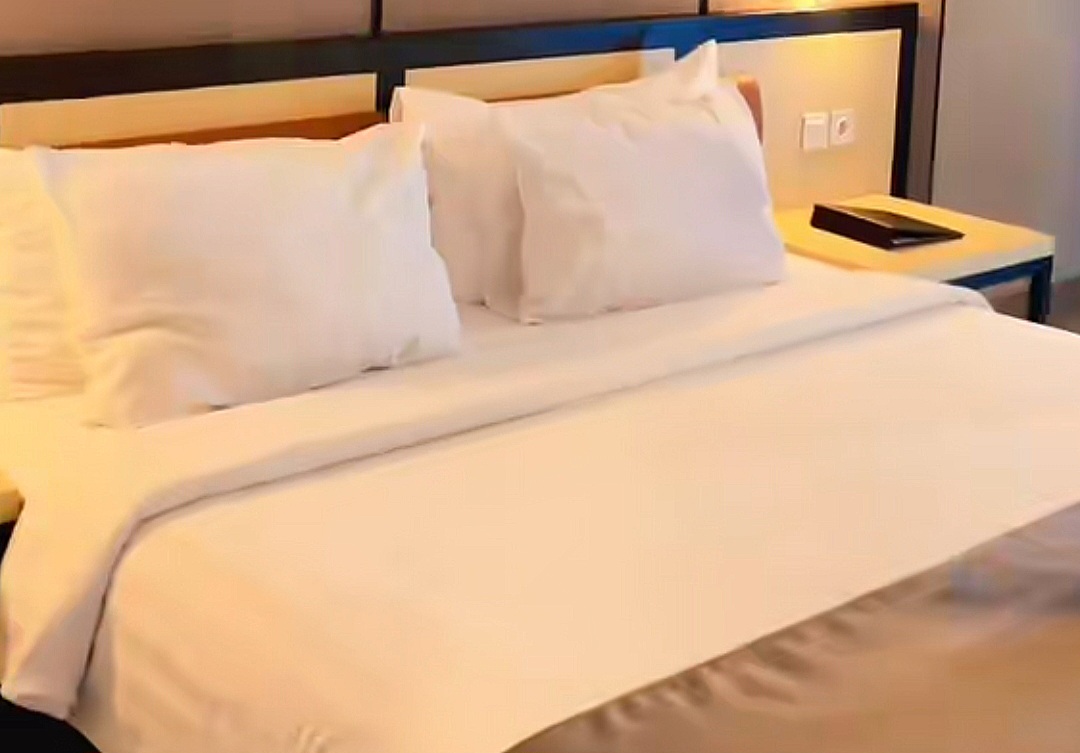 Kenapa Hotel Cuma Sediakan Bantal, Bukan Guling? Ini Faktanya