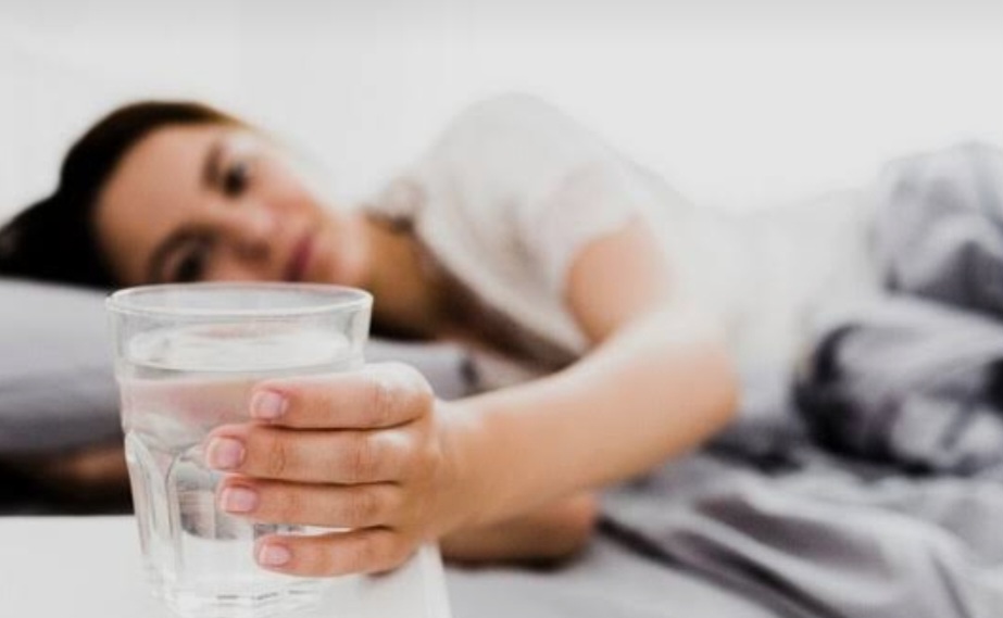 Bangun Tidur Selalu Haus? Bisa Jadi Ini Penyebabnya