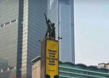 Greenpeace Bentangkan Spanduk Protes di Bundaran HI, Bakom Buka Suara