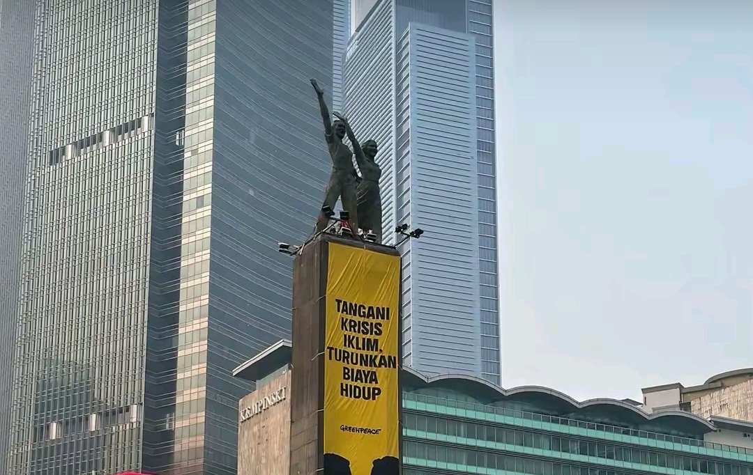 Greenpeace Bentangkan Spanduk Protes di Bundaran HI, Bakom Buka Suara