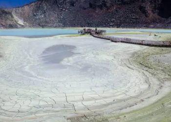 Tepian Danau Kawah Putih Mulai Mengering, Ini Penyebabnya