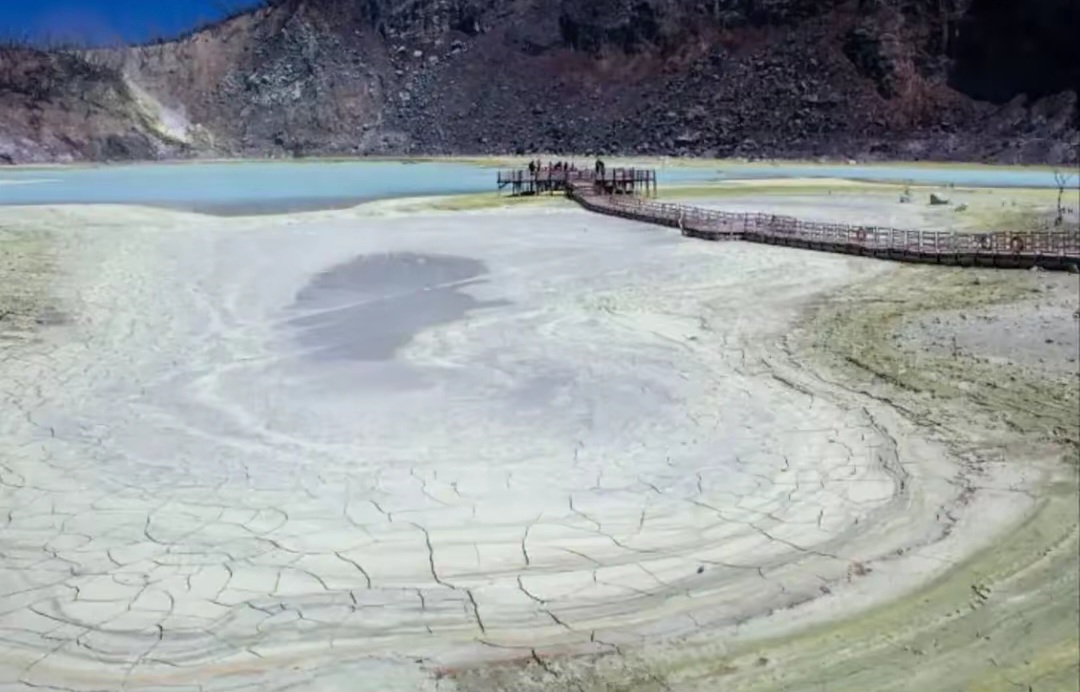 Tepian Danau Kawah Putih Mulai Mengering, Ini Penyebabnya