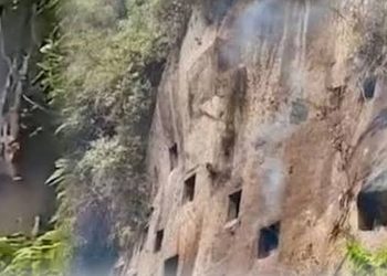Karhutla di Toraja Utara Bakar Liang Makam Tradisional di Tebing Batu