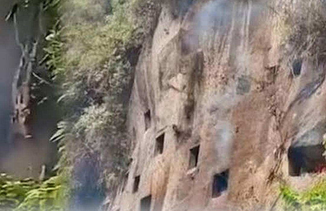 Karhutla di Toraja Utara Bakar Liang Makam Tradisional di Tebing Batu