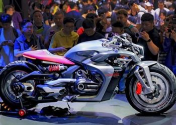 Voge memamerkan CU-X, moge konsep plug-in hybrid dengan desain agresif dan platform Jiyu Smart Mobility di CIMA 2026.