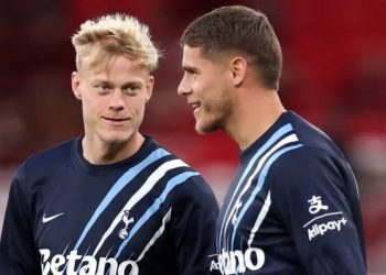 Tottenham mendapat kabar positif terkait kondisi Micky van de Ven dan Jan Paul van Hecke jelang menghadapi Manchester United.