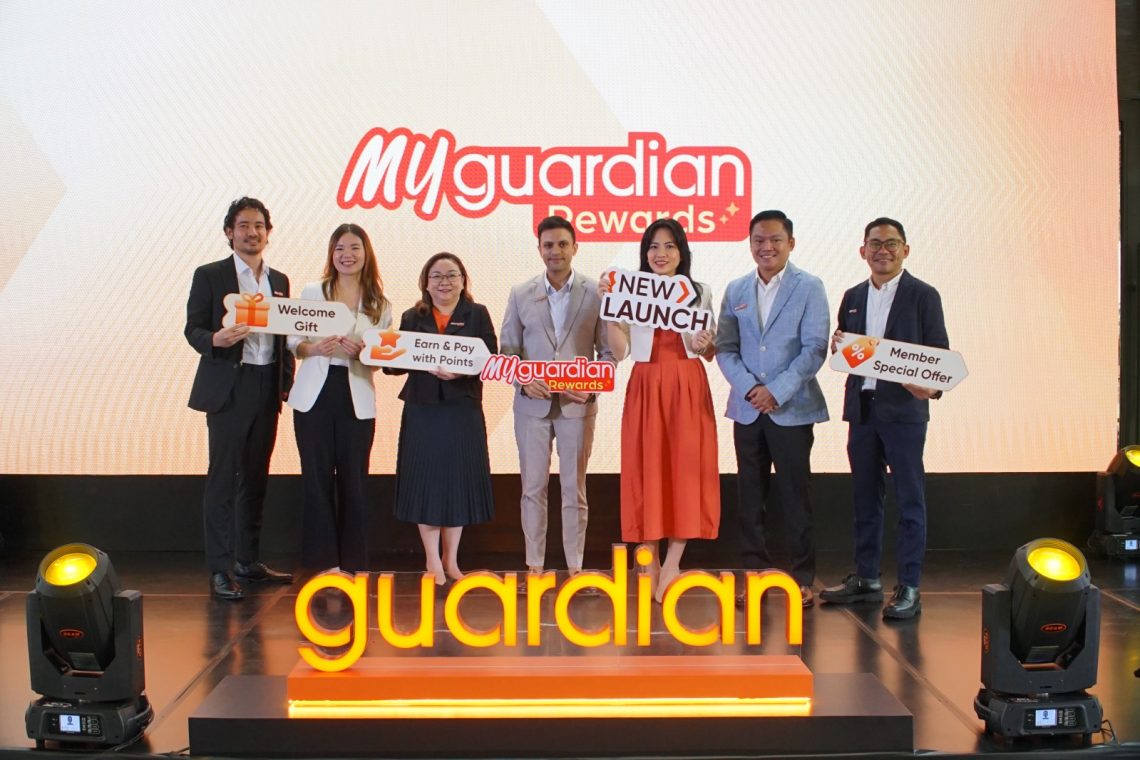Jajaran Manajemen Guardian Indonesia dalam peluncuran MyGuardian Rewards. Pada sesi ini, dijelaskan secara detail program MyGuardian Rewards yang mencakup keanggotaan, pendaftaran, dan pengalaman pelanggan Guardian yang makin terintegrasi melalui omnichannel. Selain itu, dipaparkan pula fitur utama MyGuardian Rewards, seperti key benefits, poin, dan mekanisme redemption.