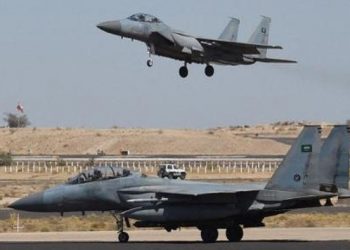Serangan Houthi menghantam sejumlah bandara Arab Saudi meski negara itu memiliki sistem Patriot dan THAAD. Pakar menyoroti sejumlah faktor penyebabnya.