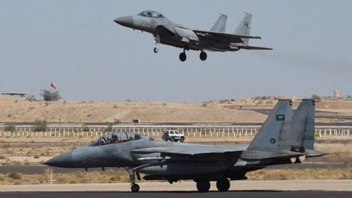 Serangan Houthi menghantam sejumlah bandara Arab Saudi meski negara itu memiliki sistem Patriot dan THAAD. Pakar menyoroti sejumlah faktor penyebabnya.