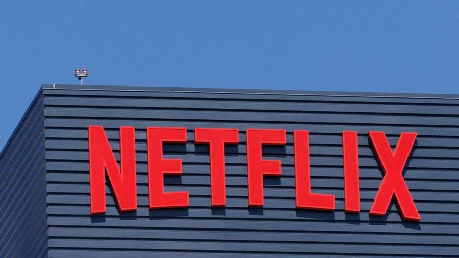 Netflix memangkas sekitar 1.000 karyawan atau 6% tenaga kerjanya di tengah persaingan platform streaming dan upaya mencari sumber pendapatan baru.