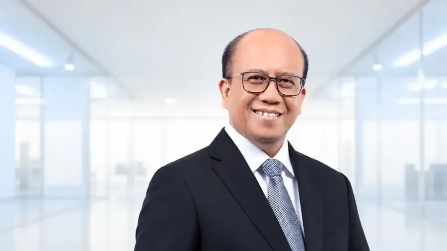 Suroso Isnandar resmi menjadi Direktur Utama PLN menggantikan Darmawan Prasodjo setelah RUPS 14 Oktober 2026, dengan pengalaman lebih dari 30 tahun di PLN.