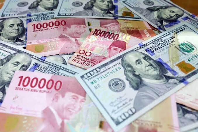 Rupiah dibuka melemah tipis ke Rp17.900 per dolar AS pada 15 Oktober 2026, di tengah kenaikan inflasi AS dan perhatian pasar terhadap kebijakan The Fed.