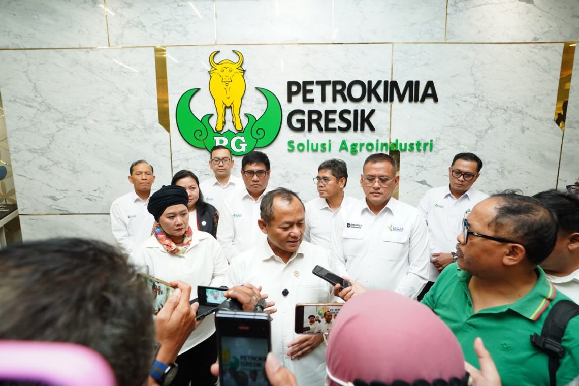 Petrokimia Gresik mengembangkan teknologi CCU untuk menangkap CO₂ dan mengolahnya menjadi soda ash, dengan efisiensi penangkapan hingga 97,79%.
