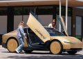 Tesla berencana mulai menjual robot taksi Cybercab kepada pelanggan pada akhir 2026, meski regulator AS tengah menyelidiki standar keselamatan kendaraan tersebut.