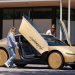Tesla berencana mulai menjual robot taksi Cybercab kepada pelanggan pada akhir 2026, meski regulator AS tengah menyelidiki standar keselamatan kendaraan tersebut.
