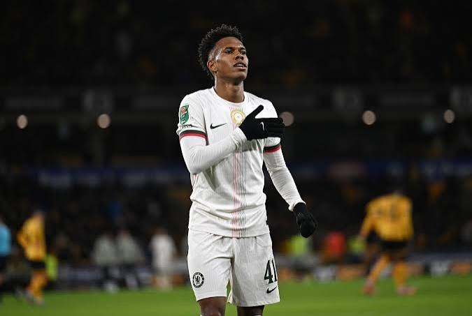 Estevao Willian dikabarkan tidak betah di Chelsea akibat minim menit bermain di bawah Xabi Alonso. Situasi ini menambah tekanan setelah kekalahan dari Tottenham.