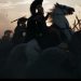 Film The Odyssey versi Grok AI milik Elon Musk menuai kritik karena karakter kaku dan naskah datar, meski videonya telah ditonton 6,8 juta kali.