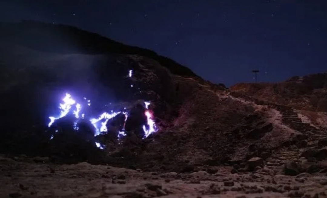 Bukan Lava, Ini Penyebab Blue Fire di Papandayan